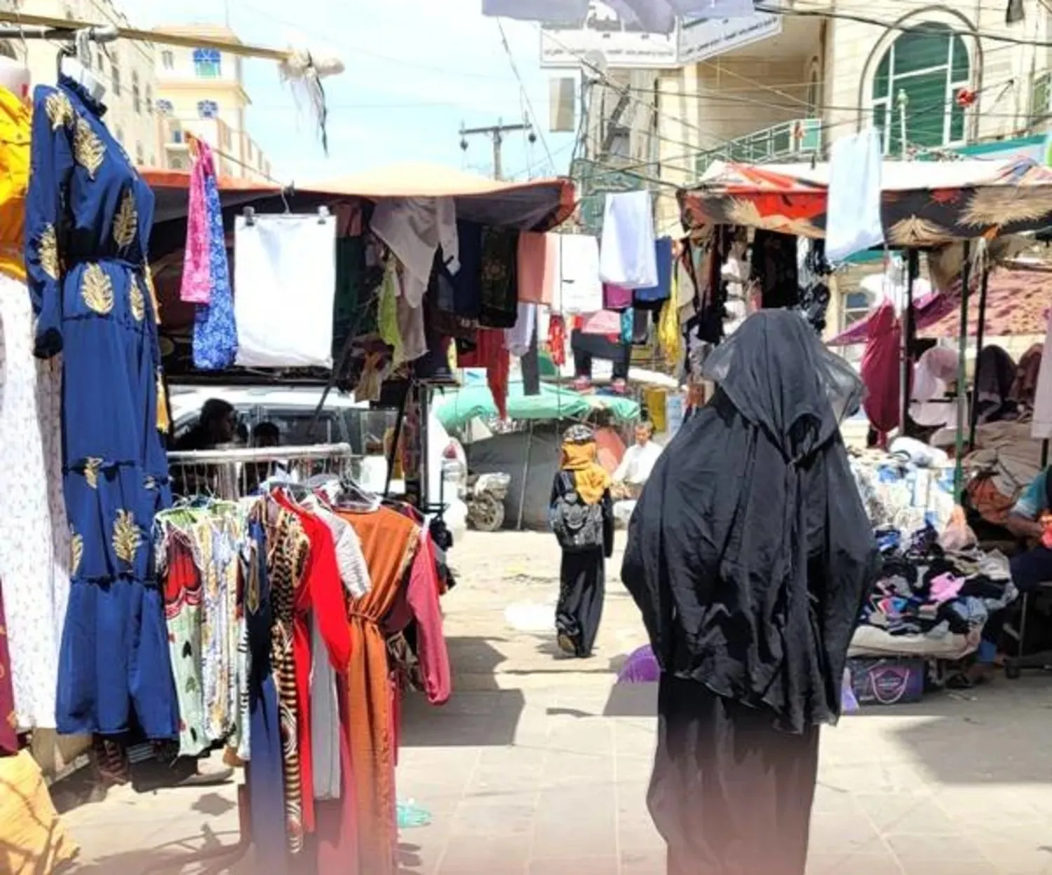 سوق شعبية للملابس في صنعاء التي يعاني سكانها من انفجار أسعار كبير (الشرق الأوسط)