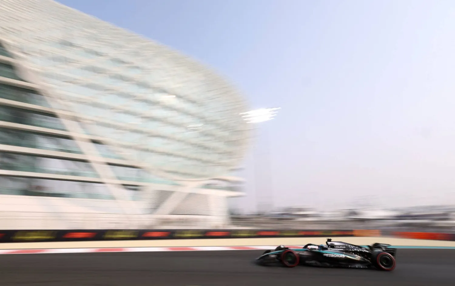 جورج راسل سائق مرسيدس يتألق في أبوظبي (رويترز)