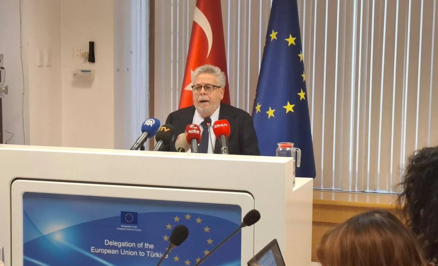 مقرر البرلمان الأوروبي لشؤون تركيا ناتشو سانشيز آمور خلال مؤتمر صحافي في مقر بعثة الاتحاد الأوروبي بأنقرة 5 ديسمبر (من حسابه في «إكس»)