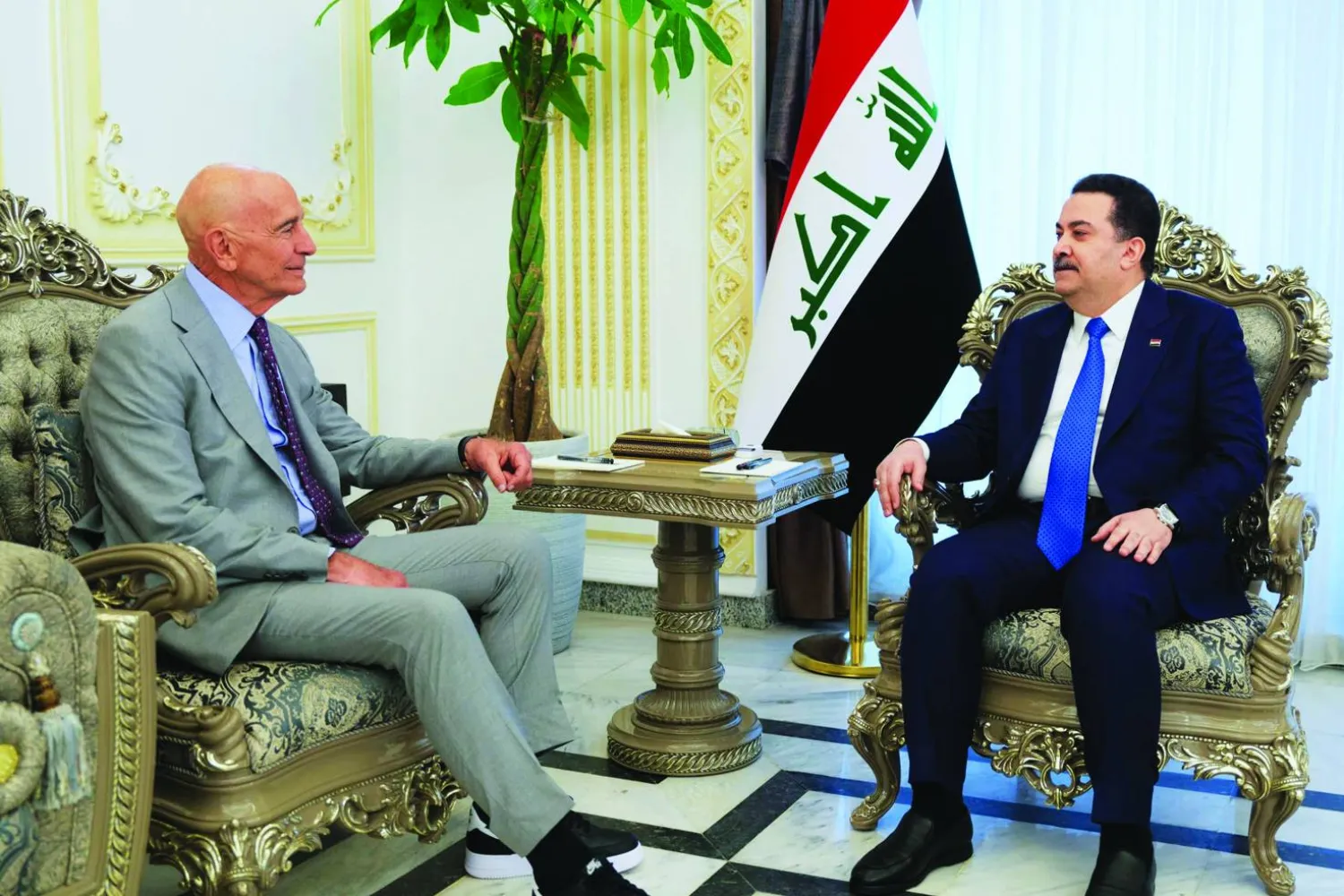 رئيس الوزراء العراقي محمد شياع السوداني خلال لقائه المبعوث الخاص للرئيس الأميركي توماس برّاك في نوفمبر 2025 (أ.ف.ب)