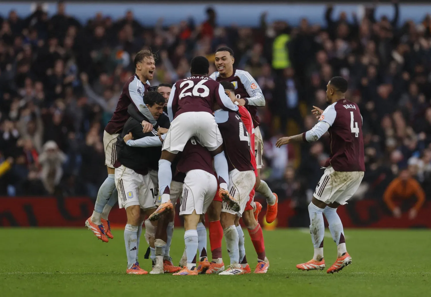 فرحة لاعبي أستون فيلا بالفوز القاتل على آرسنال (رويترز)