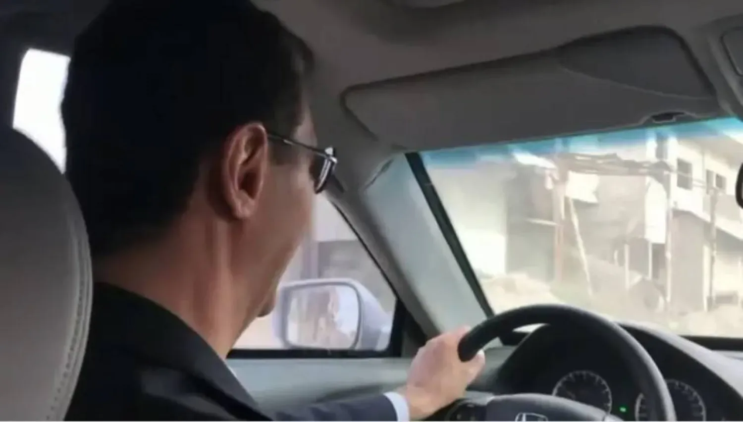 الأسد يقود سيارته في الفيديوهات التي بثتها قناة «العربية/ الحدث» (الشرق الأوسط)