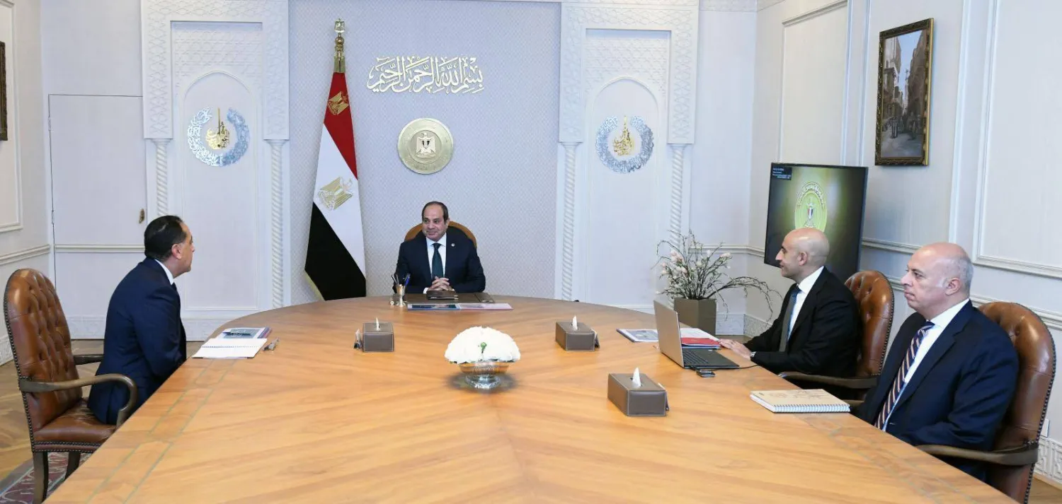 الرئيس المصري عبد الفتاح السيسي خلال لقائه وزير التربية والتعليم في حضور رئيس الوزراء مصطفى مدبولي السبت (الرئاسة المصرية)