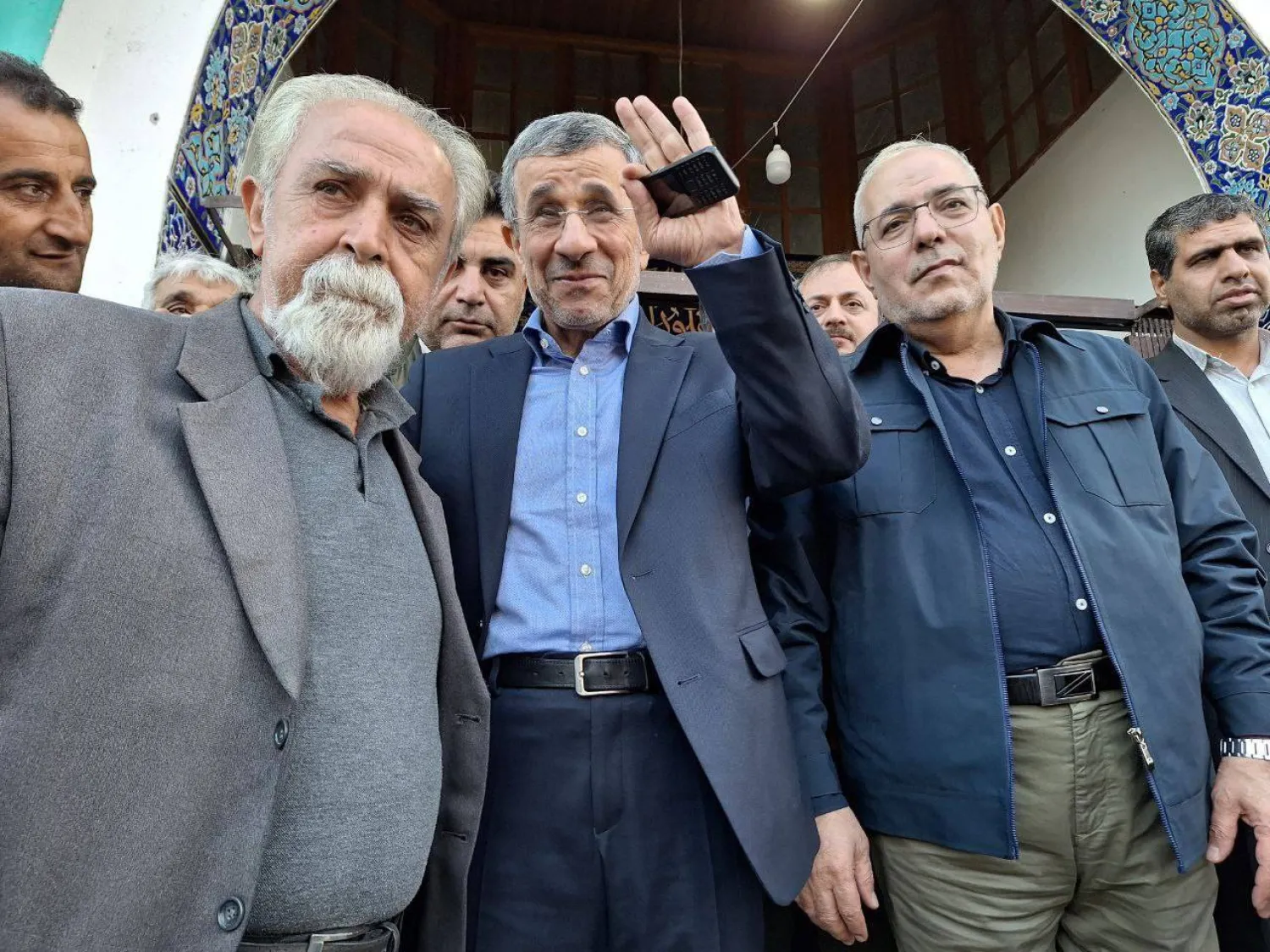 صورة نشرها موقع أحمدي نجاد من حضوره في مسجد بمدينة رامسر شمال البلاد يوم 22 نوفمبر الماضي