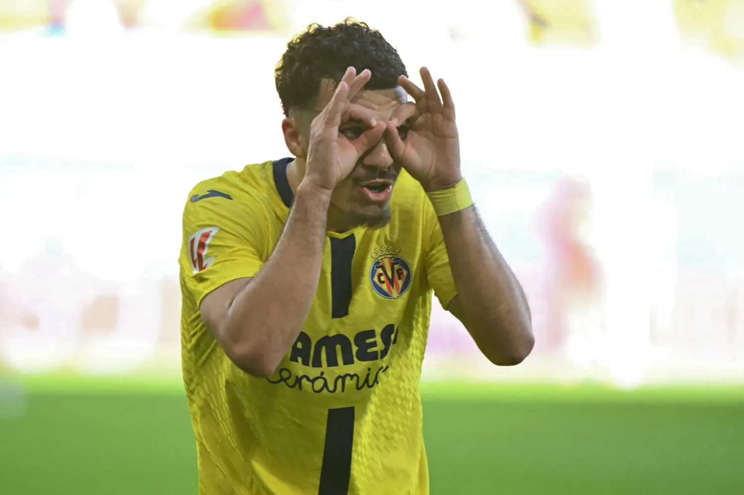 الجورجي جورج ميكوتادزه يحتفل بهدف فياريال الثاني في خيتافي (أ.ف.ب)