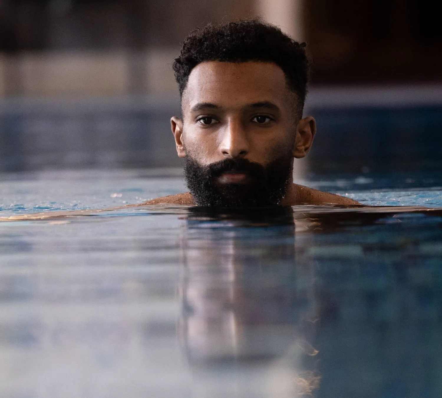 فراس البريكان في بركة السباحة خلال الحصة الصباحية (المنتخب السعودي)