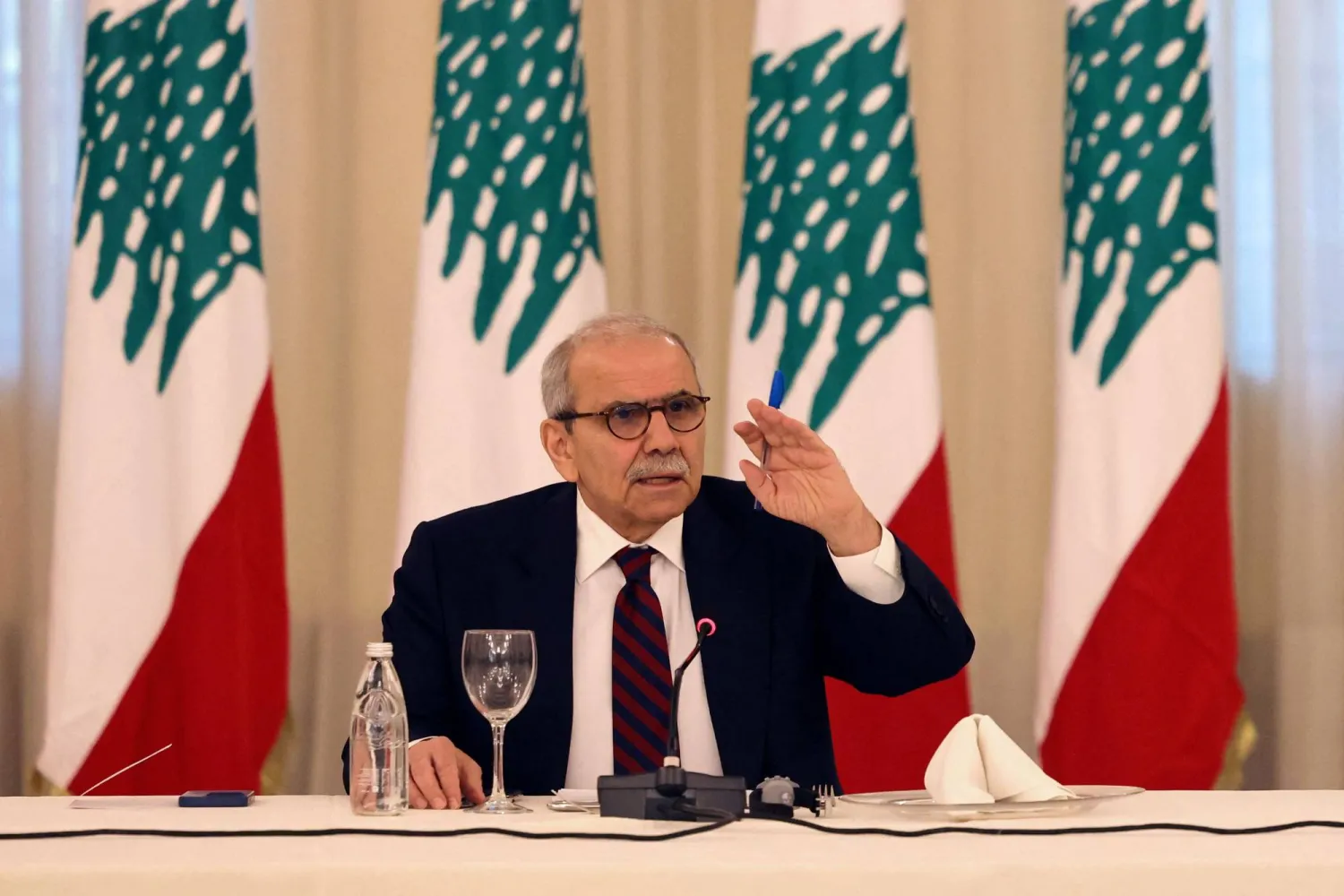 رئيس الوزراء اللبناني نواف سلام يُشير بيده أثناء حديثه خلال اجتماع مع وفد مجلس الأمن التابع للأمم المتحدة (أ.ف.ب)