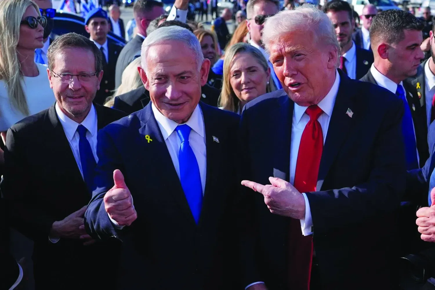 İsrail Başbakanı Binyamin Netanyahu, geçtiğimiz ekim ayında Ben Gurion Havalimanı'nda ABD Başkanı Donald Trump ile İsrail Cumhurbaşkanı Isaac Herzog’un arasında, (AP)
