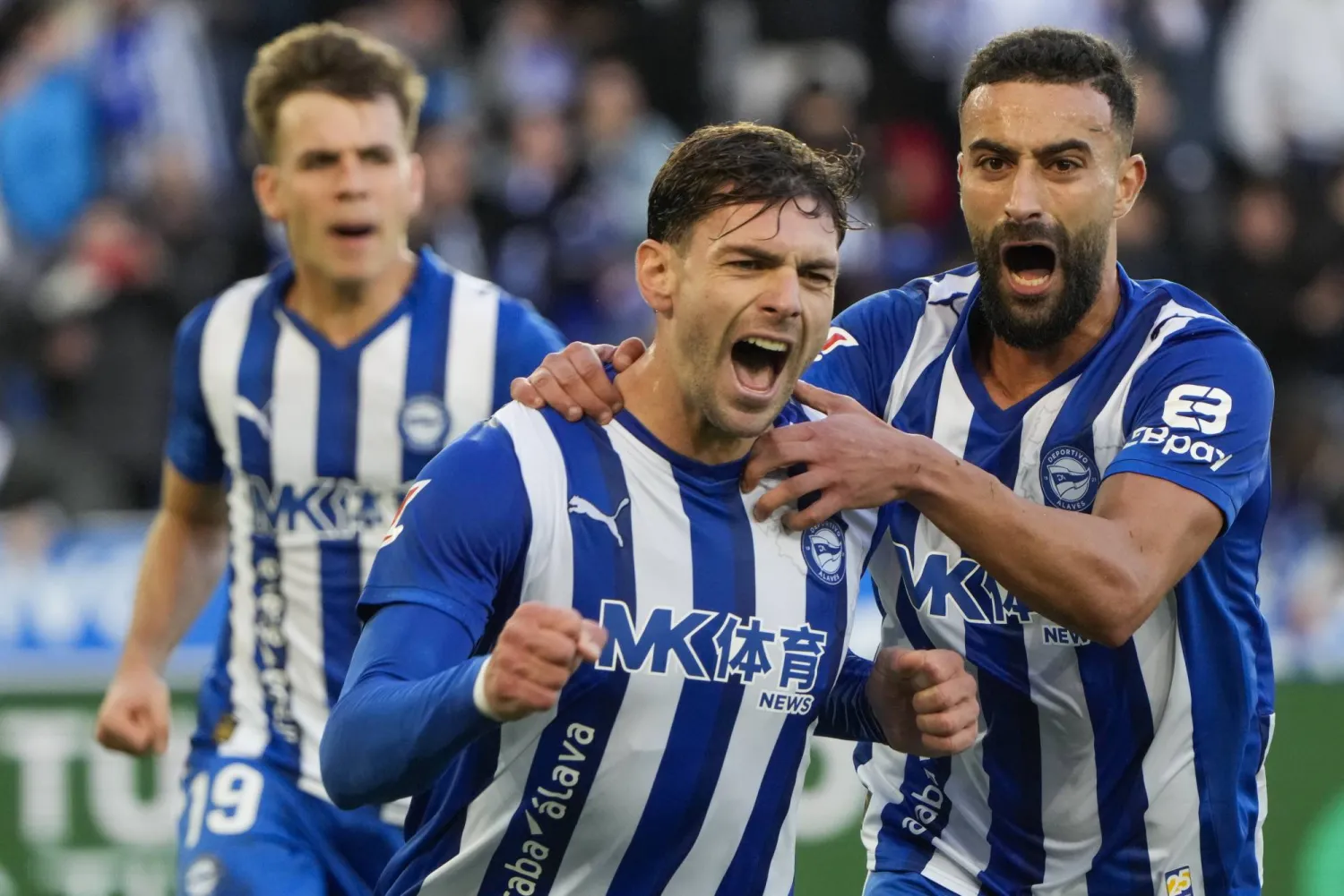 احتفالية لاعبي ديبورتيفو ألافيس بالفوز على سوسيداد (إ.ب.أ)