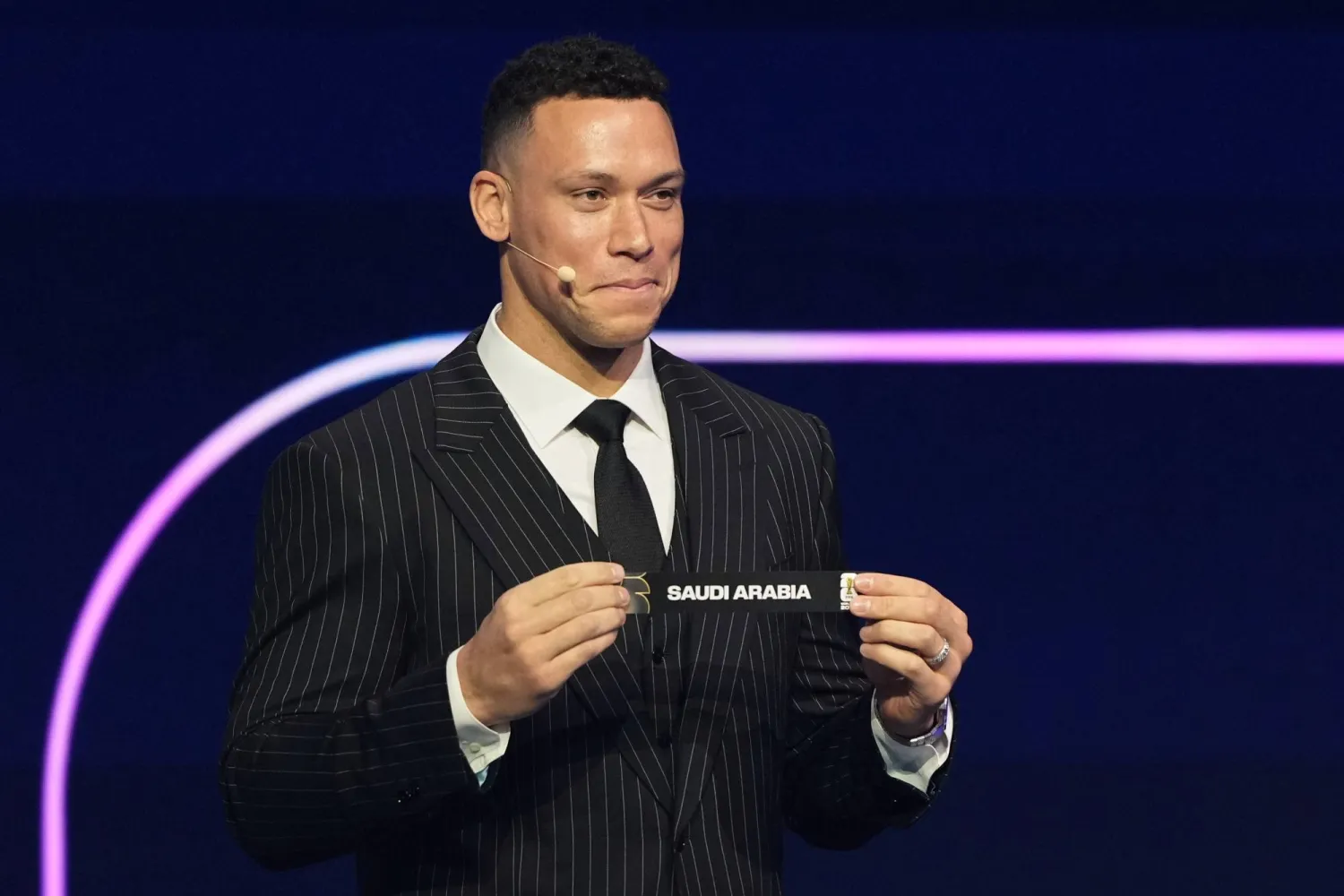 لحظة رفع بطاقة السعودية في قرعة مونديال 2026 (أ.ب)