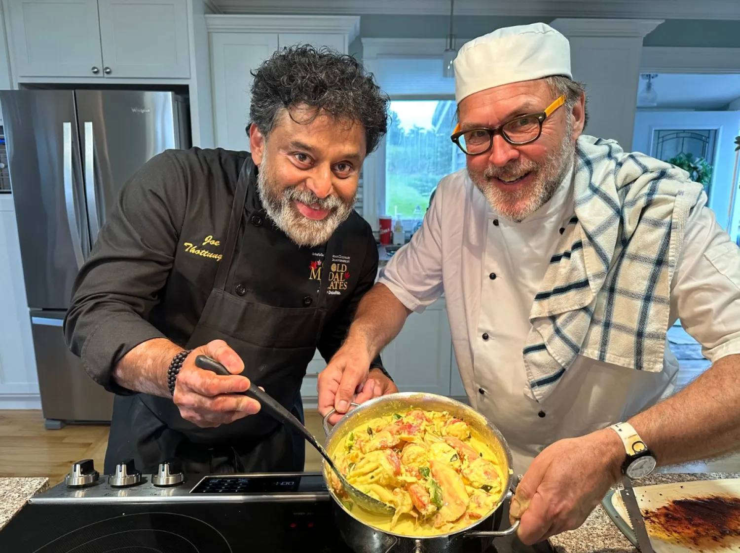 الشيف الكندي جو ثوتونغال مستعرضا إحدى وجباته (السفارة الكندية) بالرياض