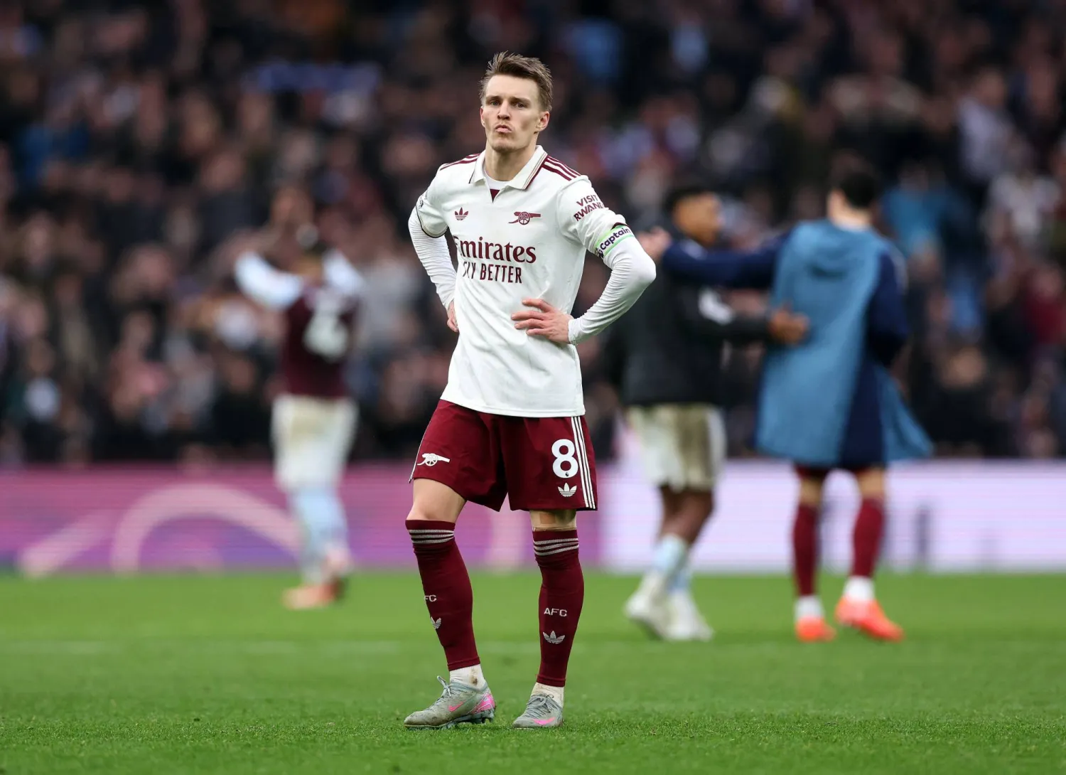 لاعب آرسنال مارتن أوديغارد واحزان الهزيمة أمام أستون فيلا (رويترز)