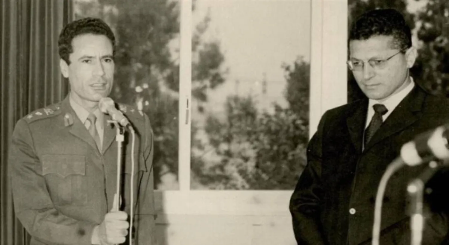 صورة من الفيلم لمنصور رشيد الكيخيا إلى جانب الرئيس الليبي الراحل معمر القذافي