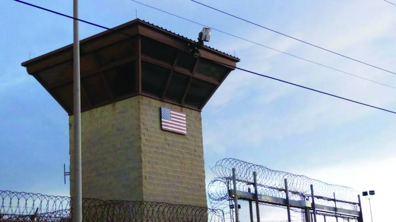 برج مراقبة... البوابة الرئيسية للمعتقل الموجود بقاعدة غوانتانامو الأميركية في جزيرة كوبا يوم 16 أكتوبر 2018 (أ.ف.ب)