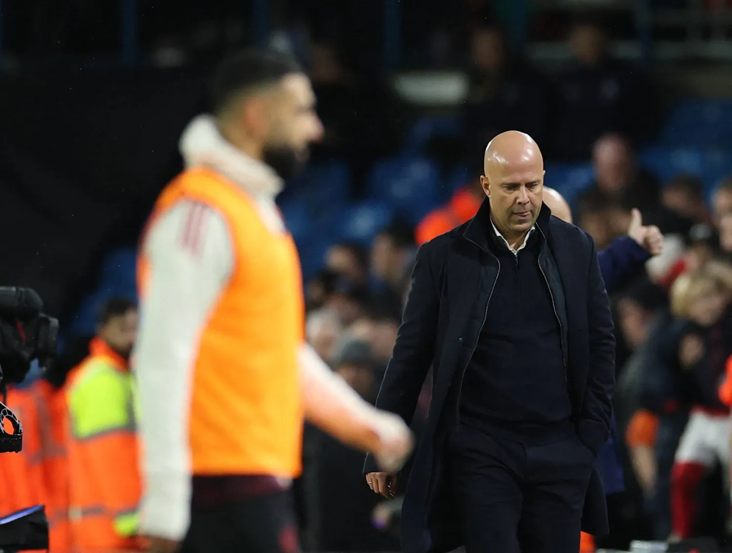 سلوت متحسرا عقب نهاية المباراة فيما يمر صلاح من أمامه (رويترز)