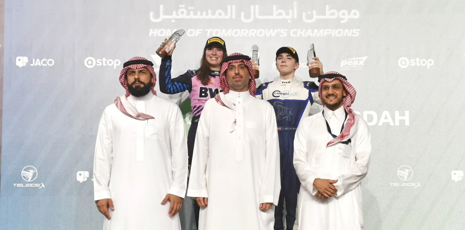 الأمير سعود بن عبدالله بن جلوي محافظ جده لدى تتويج الأبطال (الشرق الأوسط)