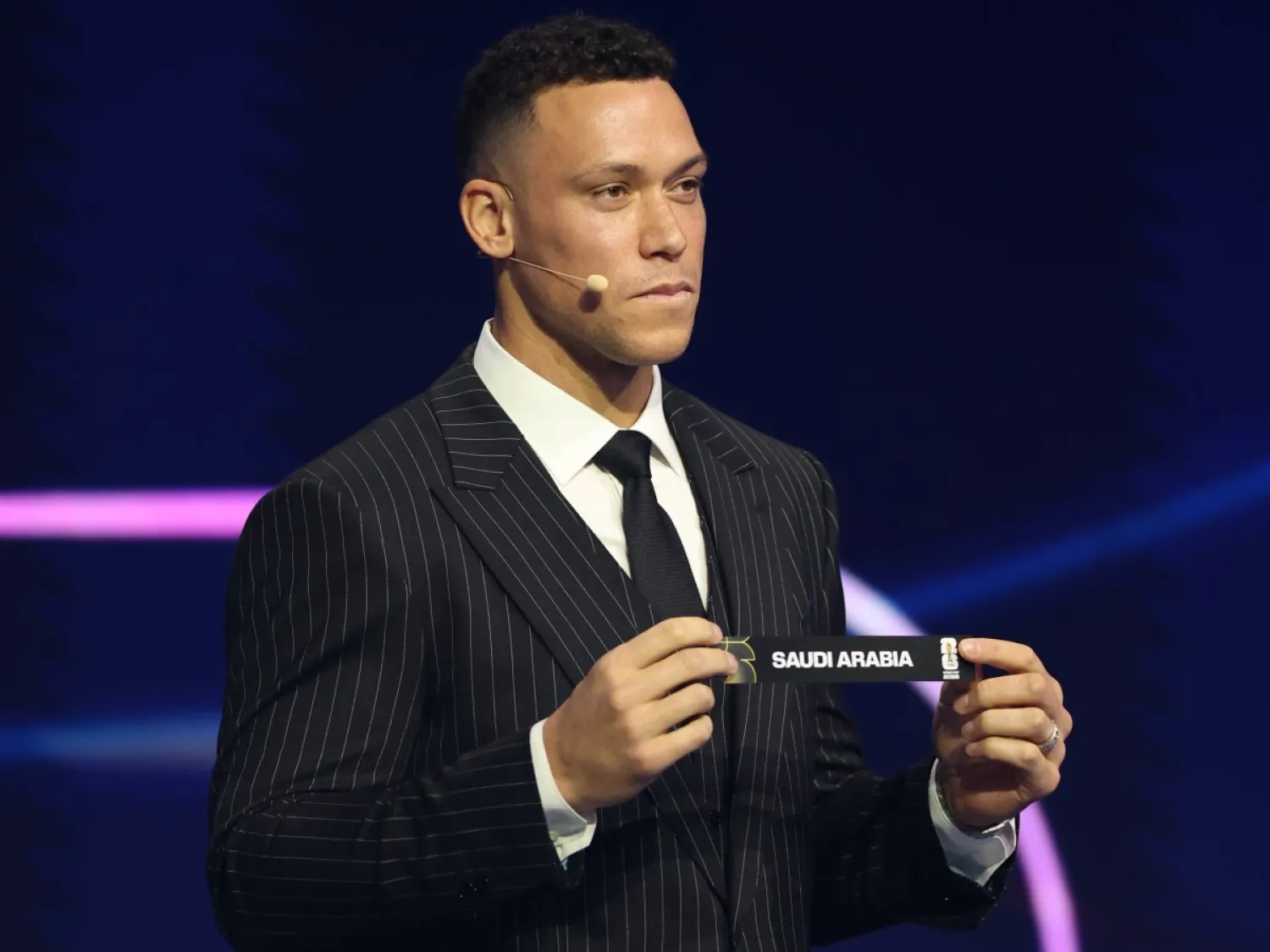 آرون جادج لاعب البيسبول الأميركي لحظة عرض بطاقة السعودية في القرعة (أ.ب)