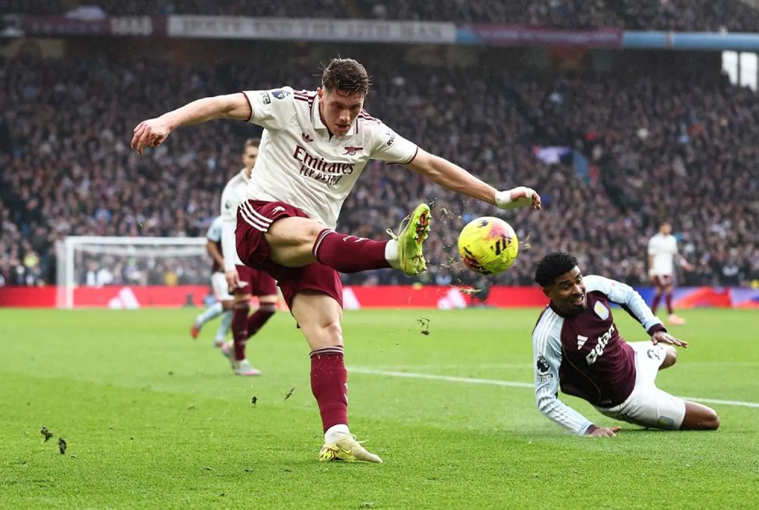 Football - Premier League - Aston Villa v Arsenal - Villa Park, Birmingham, Britain - December 6, 2025 Arsenal's Viktor Gyokeres in action with Aston Villa's Ian Maatsen. (Reuters) 