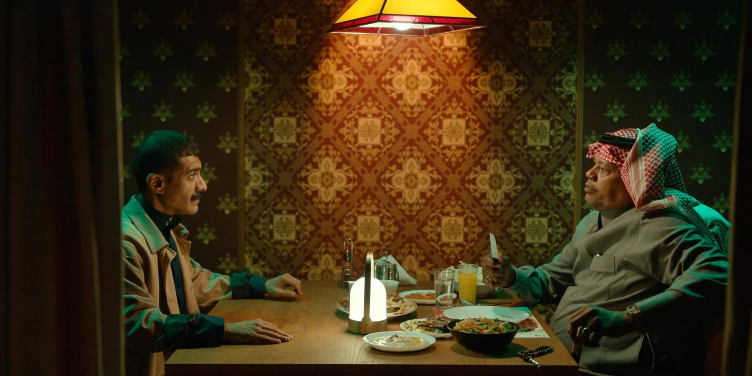 اللاعب المعتزل سعيد العويران في مشهد من الفيلم برفقة محمد الدوخي (نتفليكس)