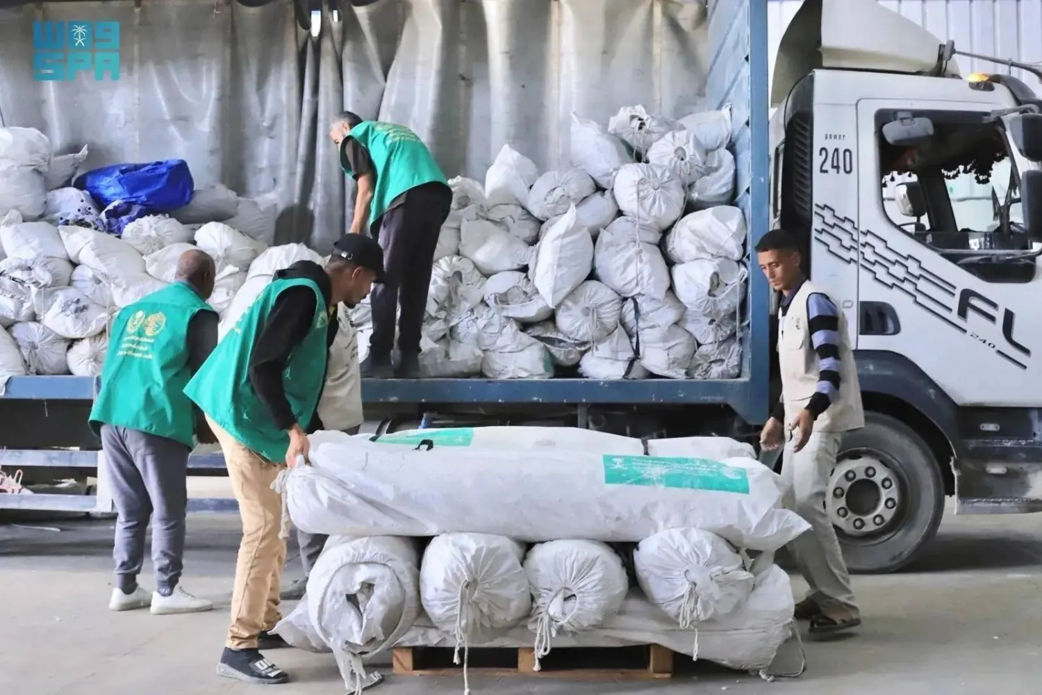 KSrelief delivers shelter aid to Palestinian people in Gaza. (SPA)
