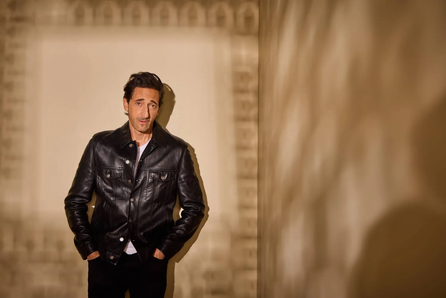 النجم الحاصل على جائزتي «أوسكار» أدريان برودي في أحدث جلسة تصوير (المهرجان)