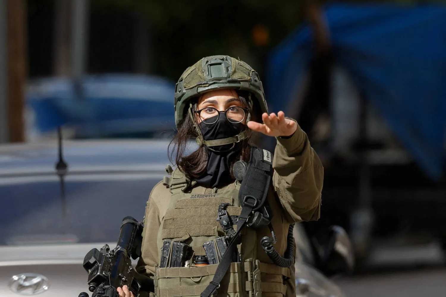 جندية إسرائيلية في رام الله (رويترز)