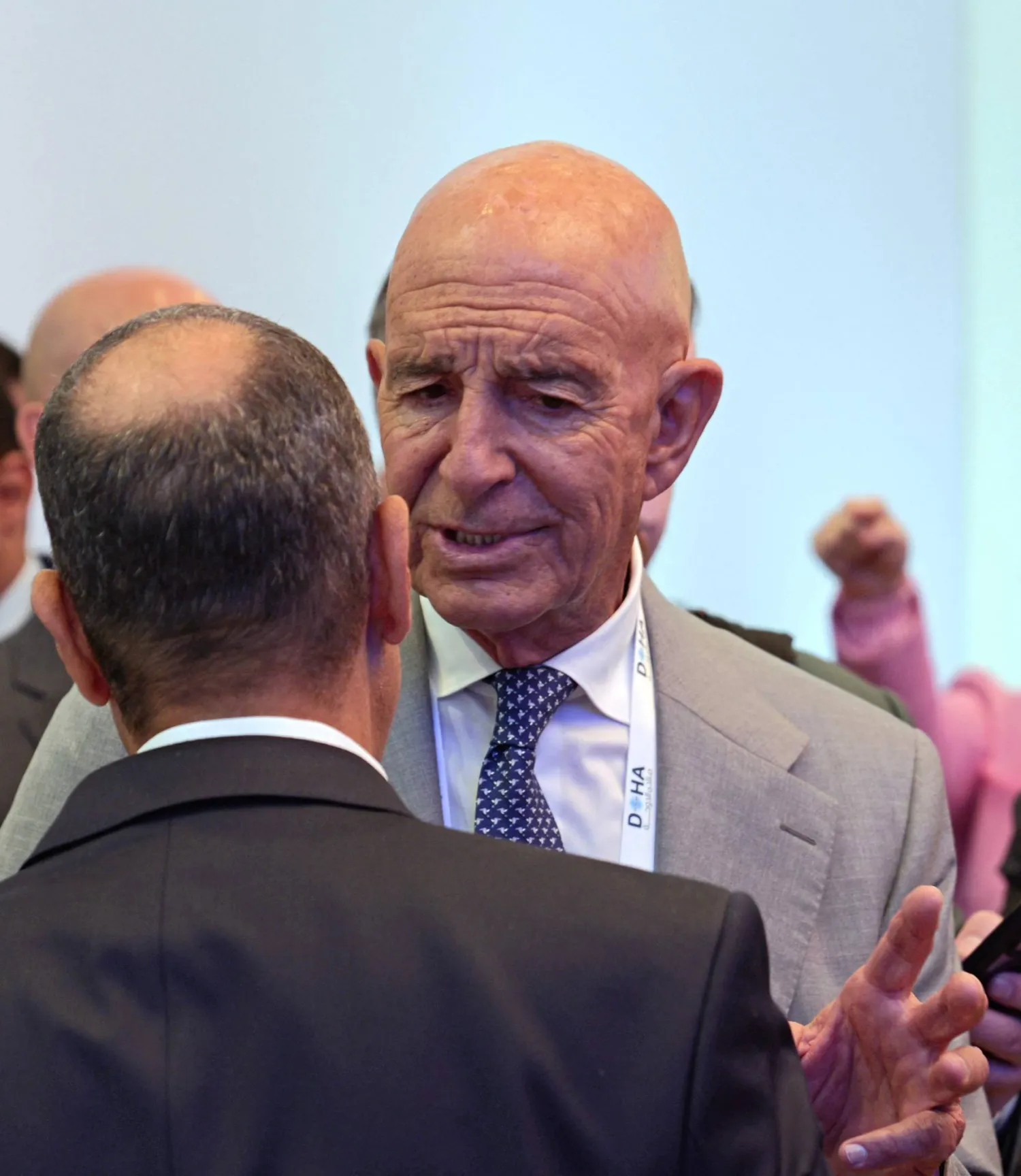  المبعوث الأميركي لسوريا توماس برّاك وهو يتحدث مع الضيوف في افتتاح «منتدى الدوحة» في قطر (أ.ف.ب)