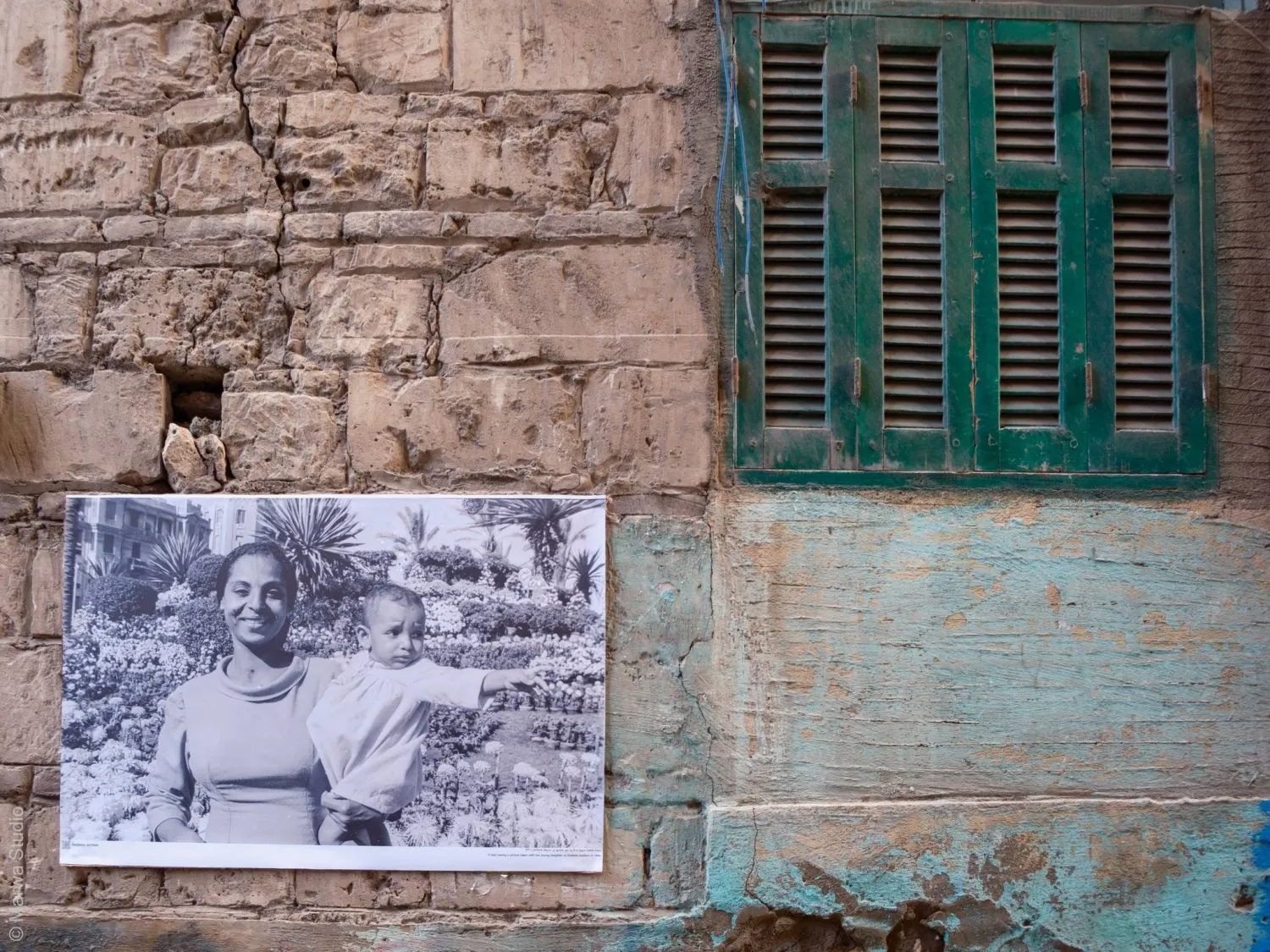 صورة تبرز حرص الأسرة المصرية قديماً على زيارة الحدائق العامة (الشرق الأوسط)