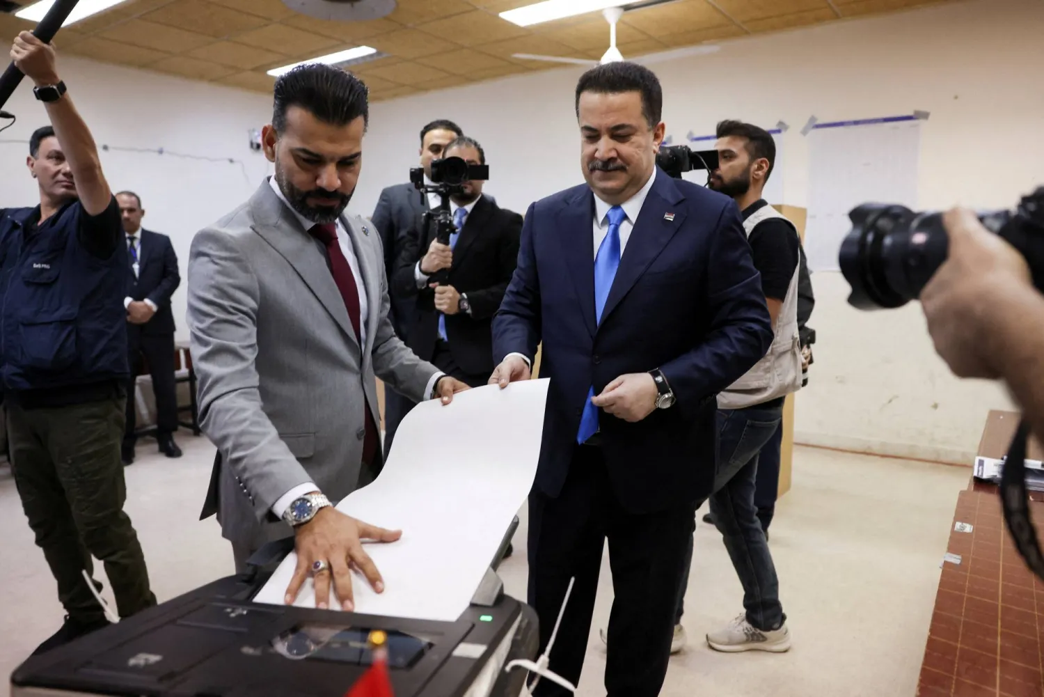  رئيس الوزراء العراقي محمد شياع السوداني يدلي بصوته في مركز اقتراع بالمنطقة الخضراء ببغداد يوم 11 نوفمبر 2025 (رويترز)