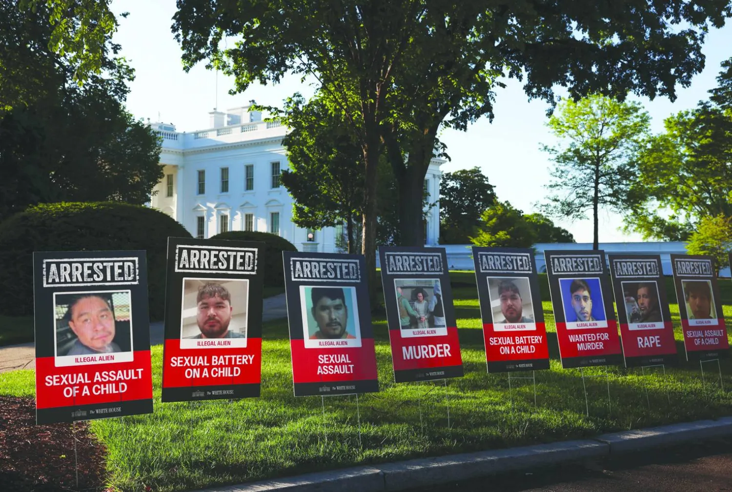 البيت الأبيض وضع ملصقات لأشخاص وُصفوا بأنهم مهاجرون غير شرعيين تم القبض عليهم (أرشيفية - رويترز)