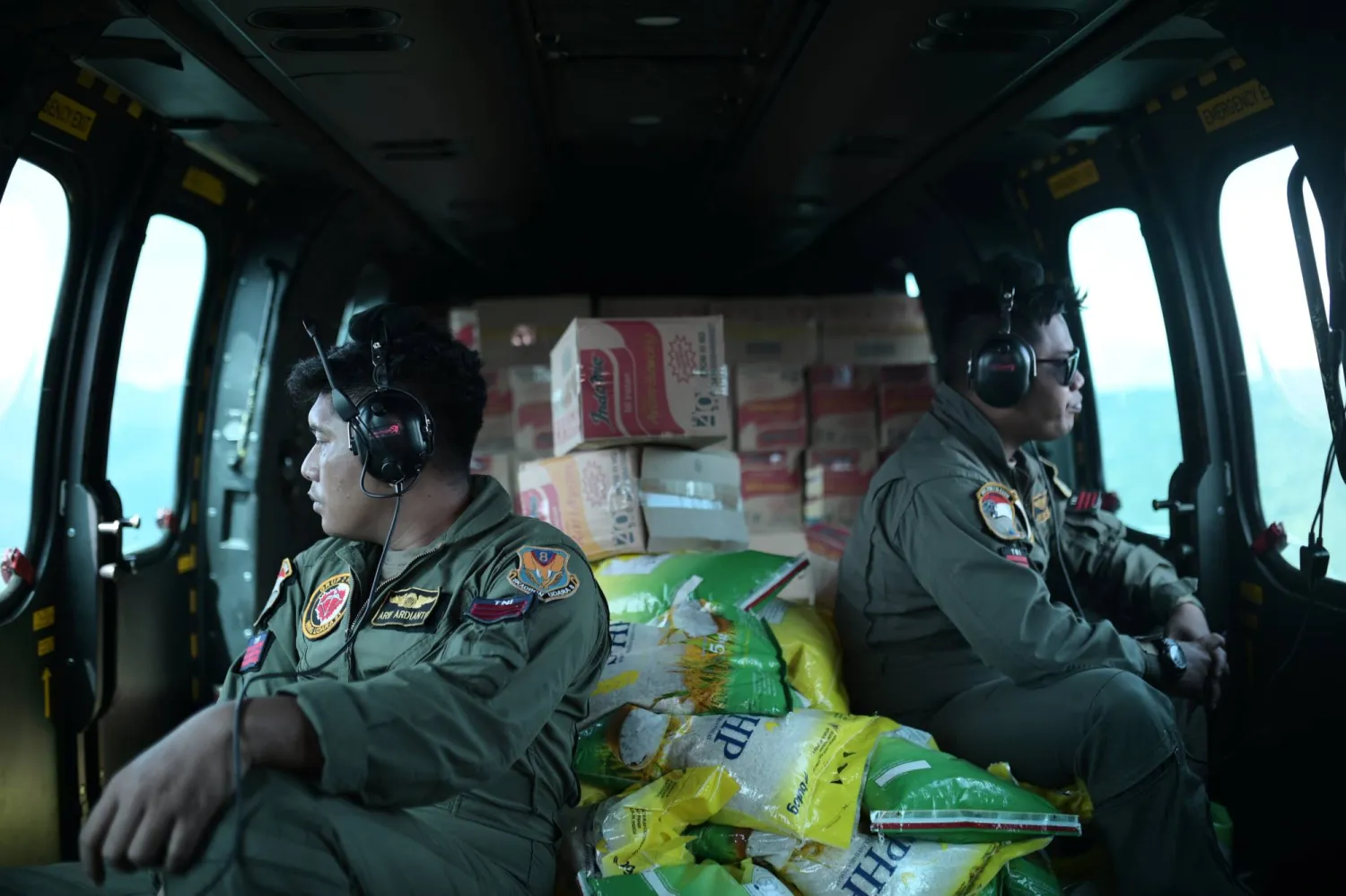 عناصر من القوات الجوية الإندونيسية يستعدون لإسقاط مساعدات في المناطق المتضررة يوم 7 ديسمبر (أ.ب)