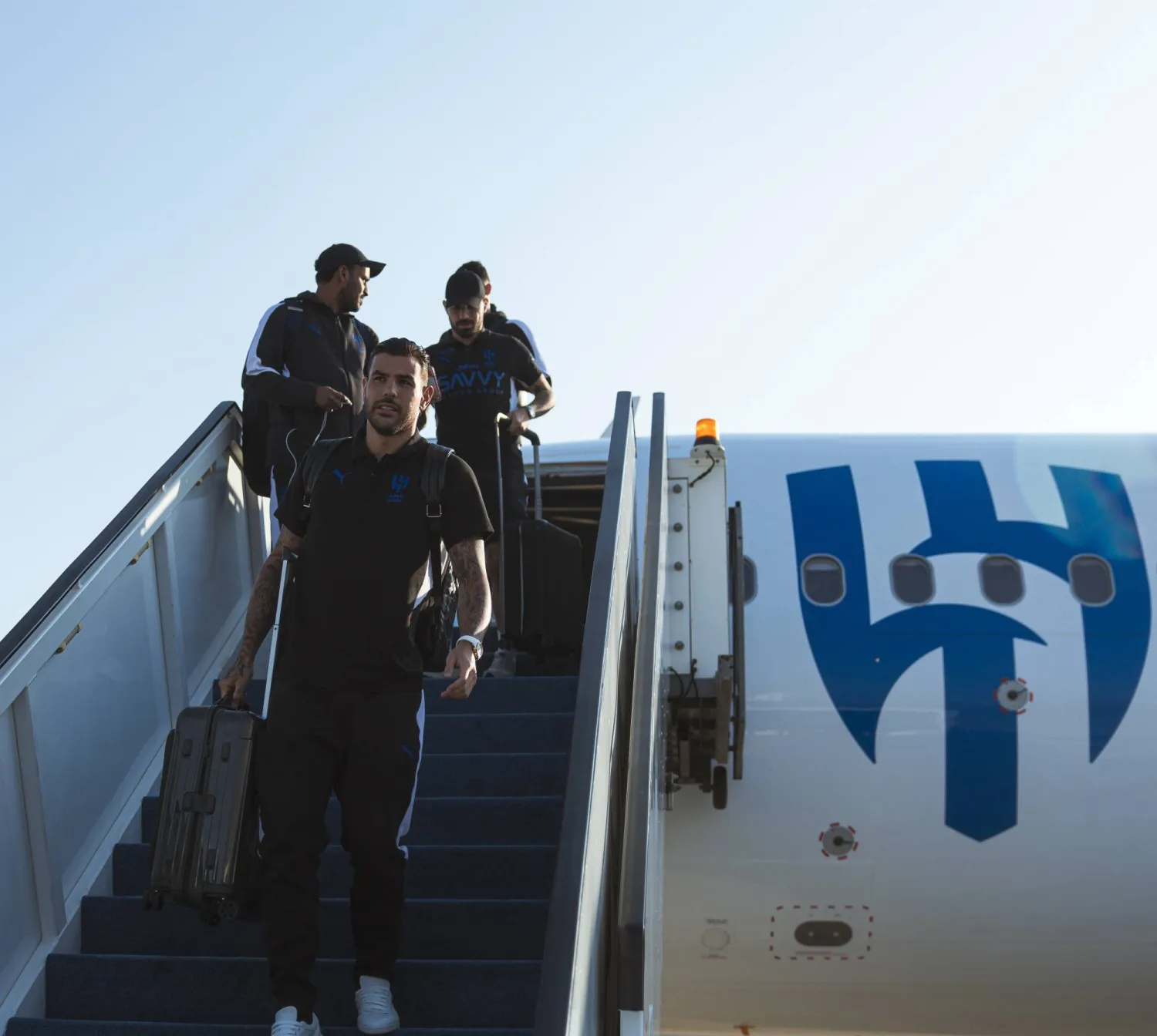 وصلت بعثة الفريق الكروي الأول بنادي الهلال مساء اليوم إلى مدينة العين الإماراتية (نادي الهلال)