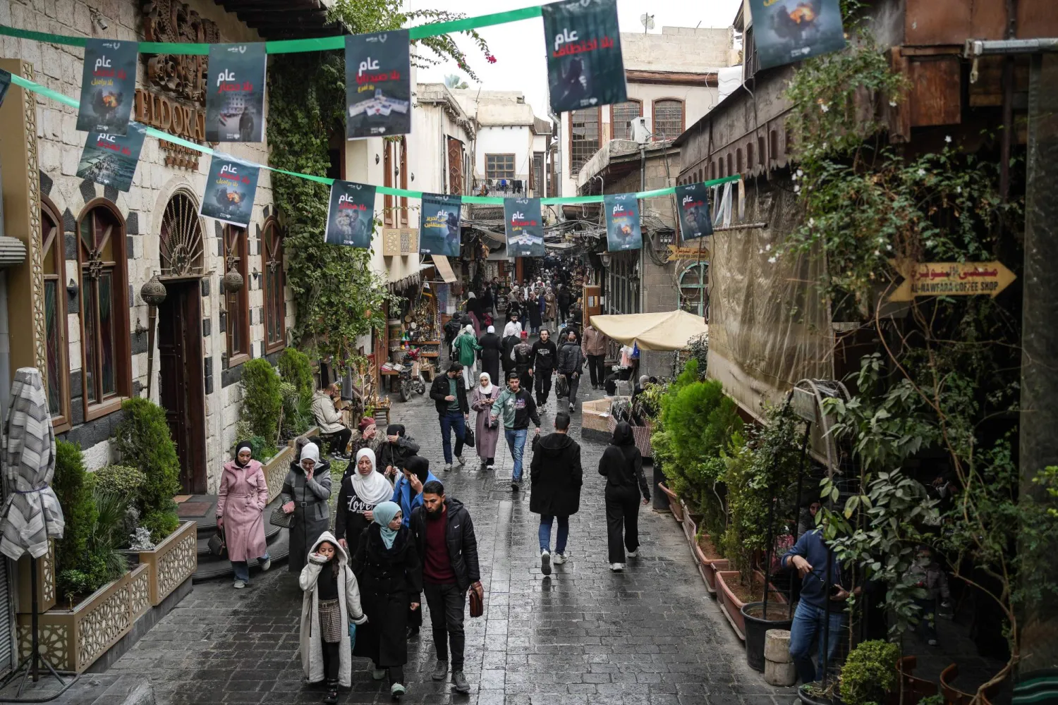 شوارع دمشق القديمة مزينة بمنشورات تُحيي الذكرى السنوية الأولى لسقوط الأسد (د.ب.أ)