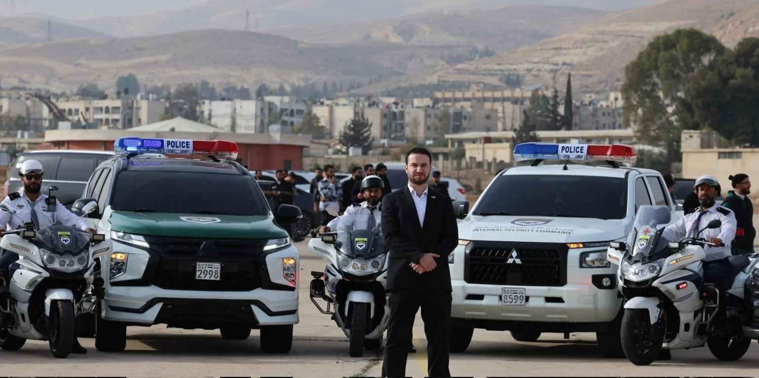 نور الدين البابا المتحدث باسم وزارة الداخلية وخلفه عدد من عناصر وسيارات الشرطة (حساب المتحدث باسم الداخلية السورية عبر منصة إكس)