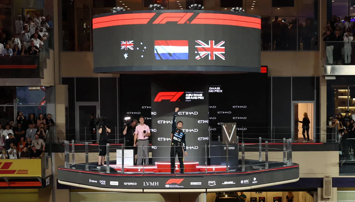 البريطاني لاندو نوريس سائق مكلارين يحتفل بلقب بطولة العالم في فورمولا 1 (رويترز)