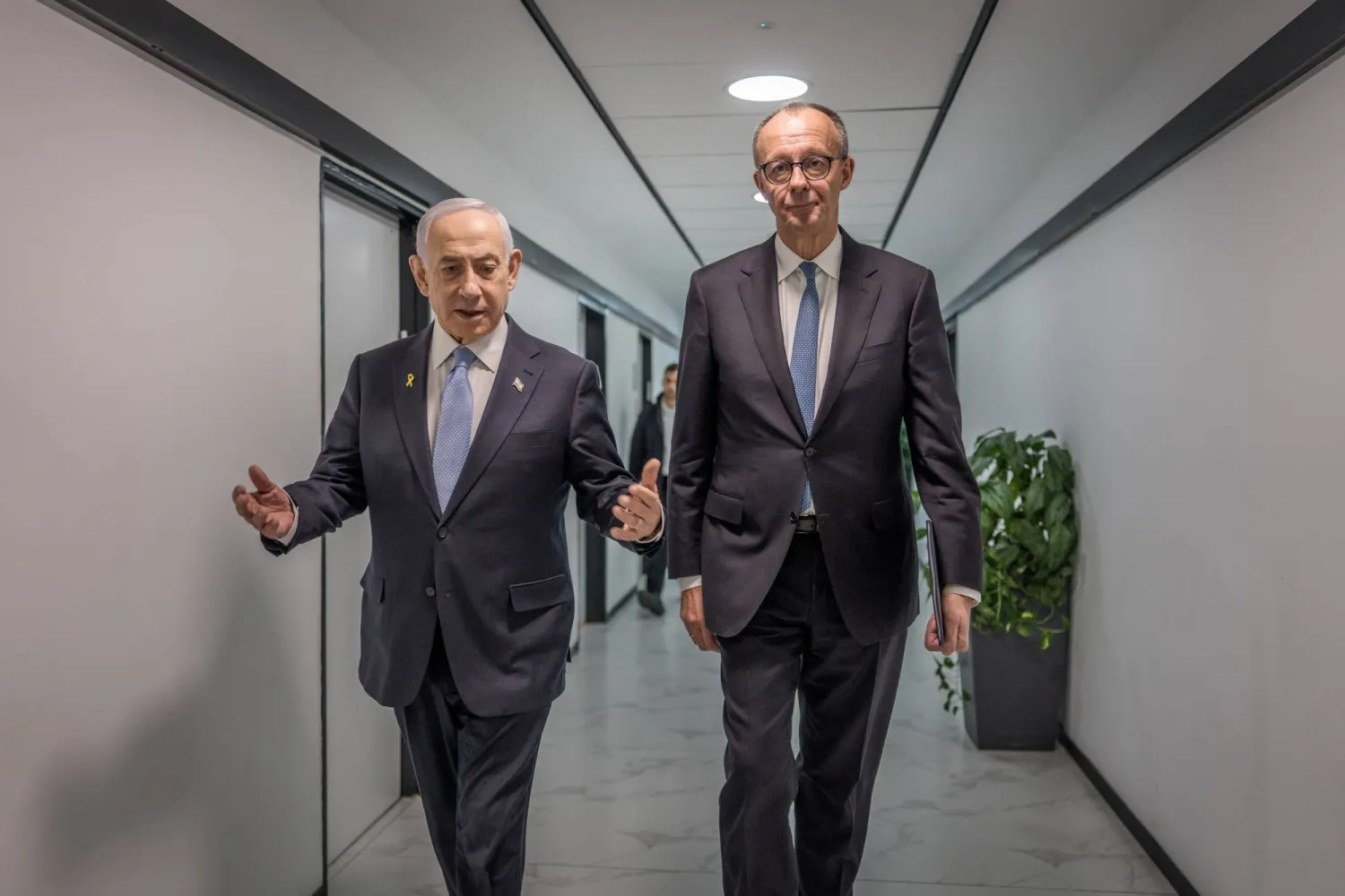 رئيس الوزراء الإسرائيلي بنيامين نتنياهو والمستشار الألماني فريدريش ميرتس في القدس (د.ب.أ)