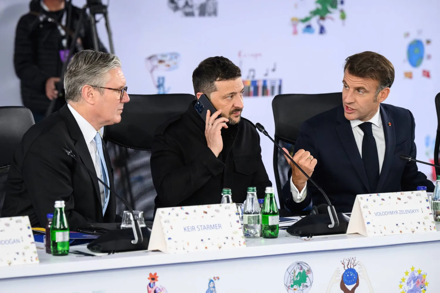 ستارمر وزيلينسكي وماكرون يحضرون اجتماعاً في تيرانا بألبانيا يوم 16 مايو 2025 (أ.ب)