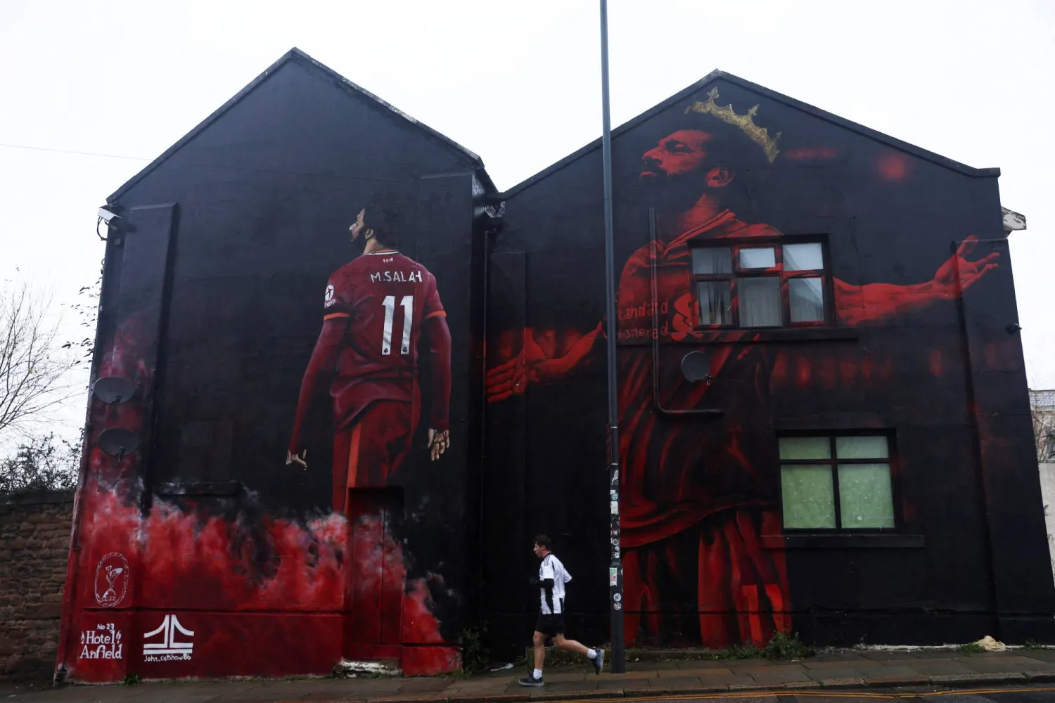 جدارية للنجم الدولي المصري محمد صلاح في ليفربول (رويترز)