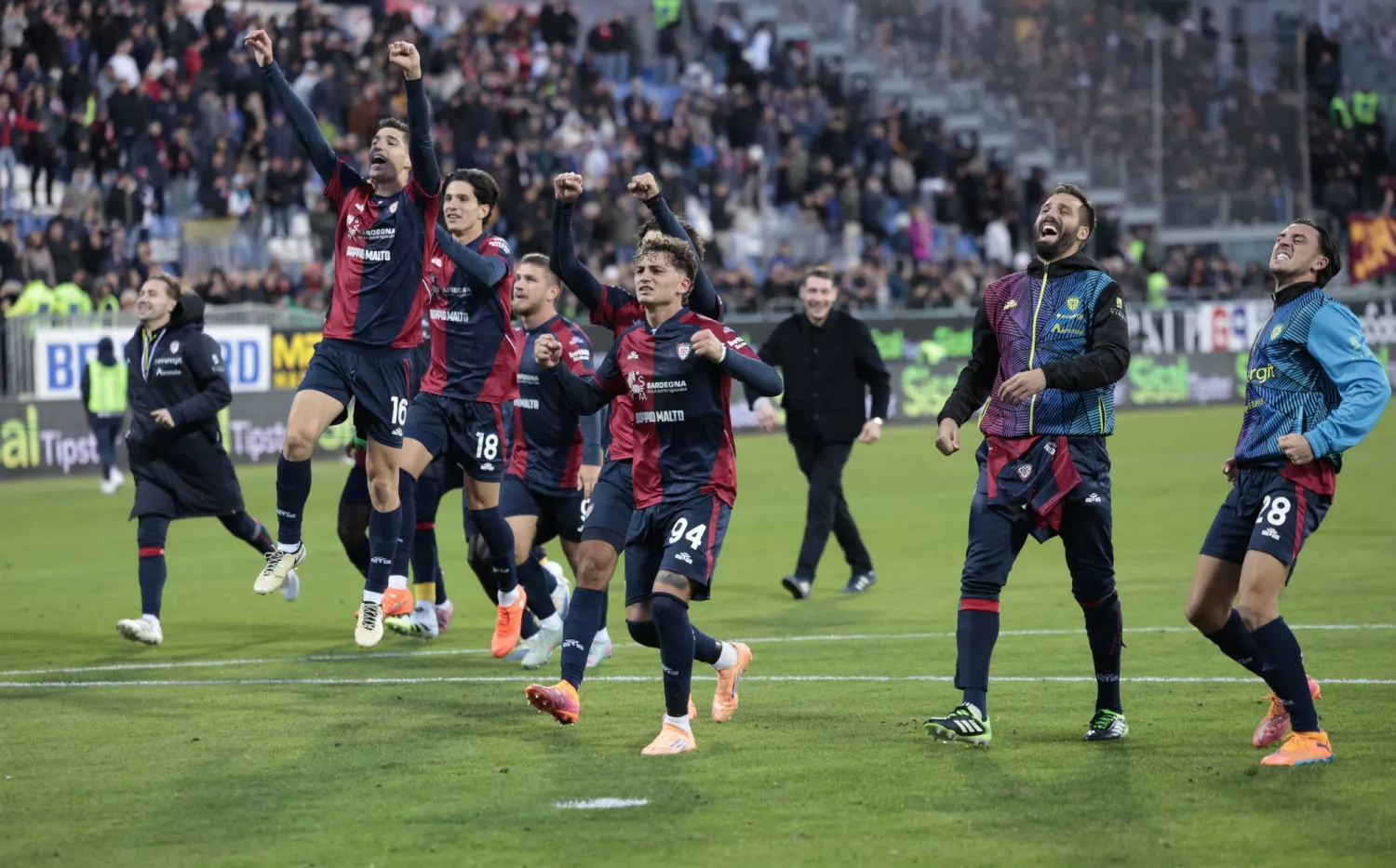 احتفالية لاعبي كالياري مع جماهيرهم بالفوز الغالي على روما (رويترز)