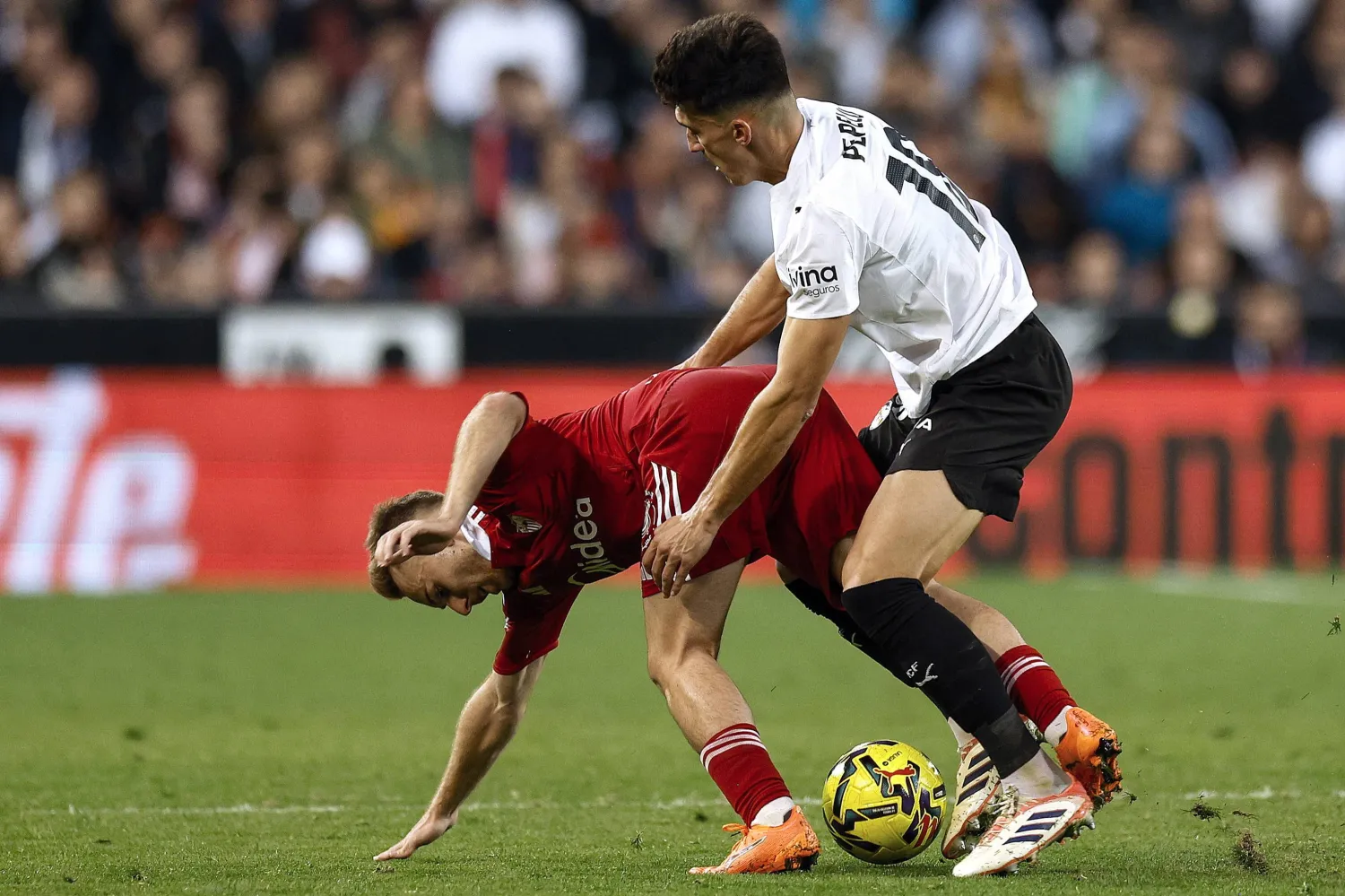 فالنسيا تعادل مع إشبيلية (إ.ب.أ)