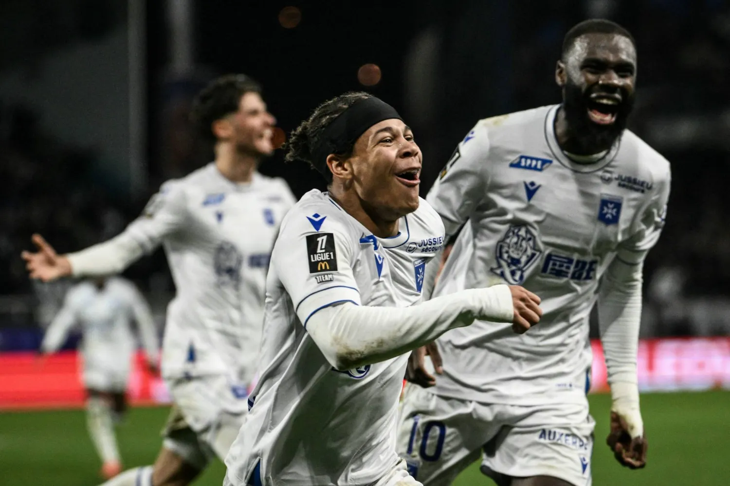 فرحة لاعبي أوكسير بالفوز الكبير على ميتز (أ.ف.ب) 