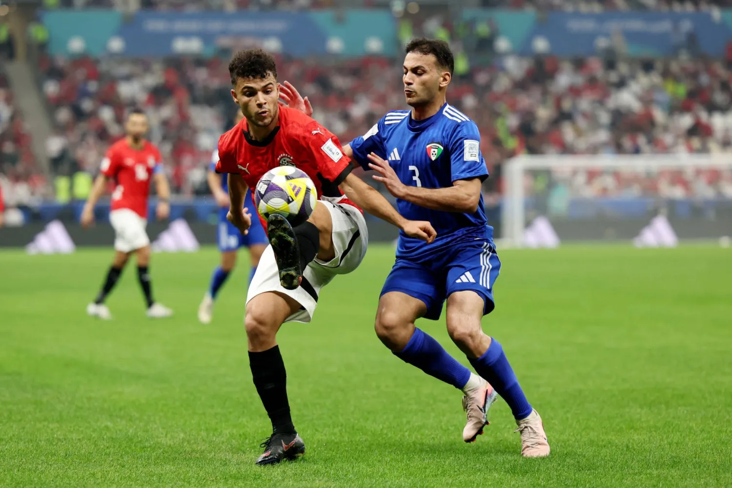 معاذ الظفيري نجم منتخب الكويت (يمين) في مواجهة مصر (رويترز)