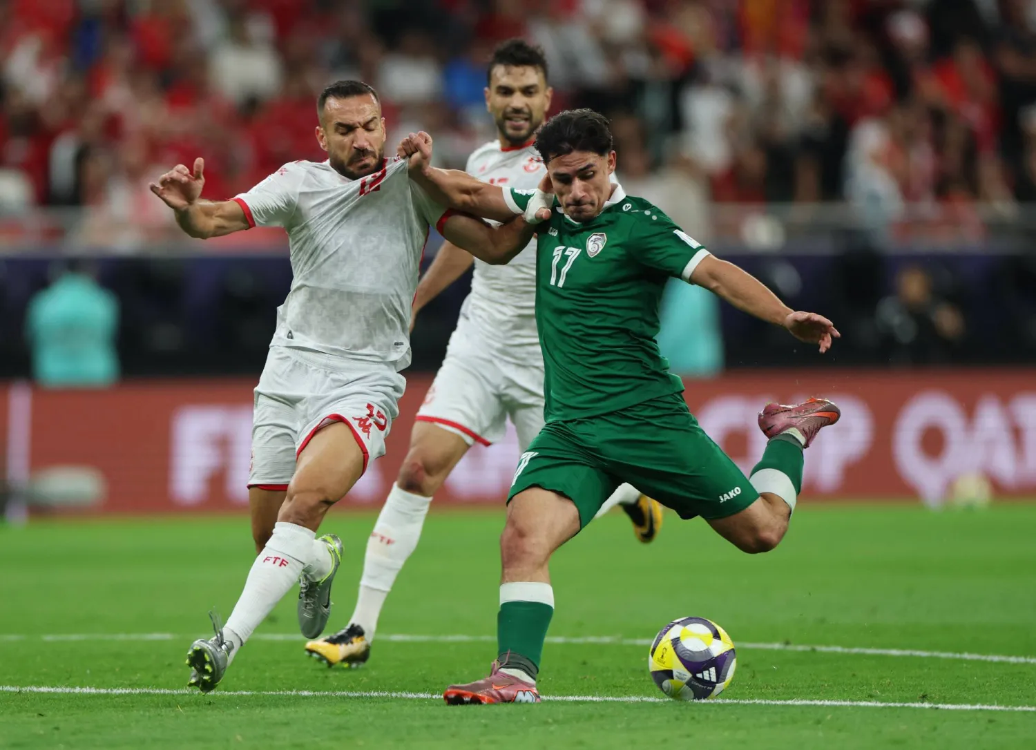 علي معلول نجم منتخب تونس (يسار) في مواجهة سوريا (رويترز)