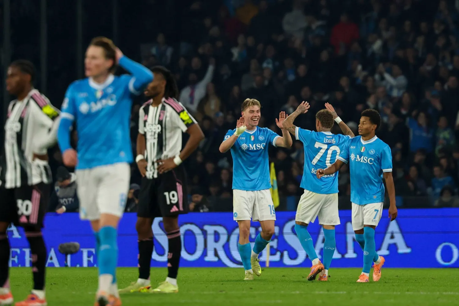 احتفال لاعبي نابولي بالفوز على يوفنتوس (أ.ب)