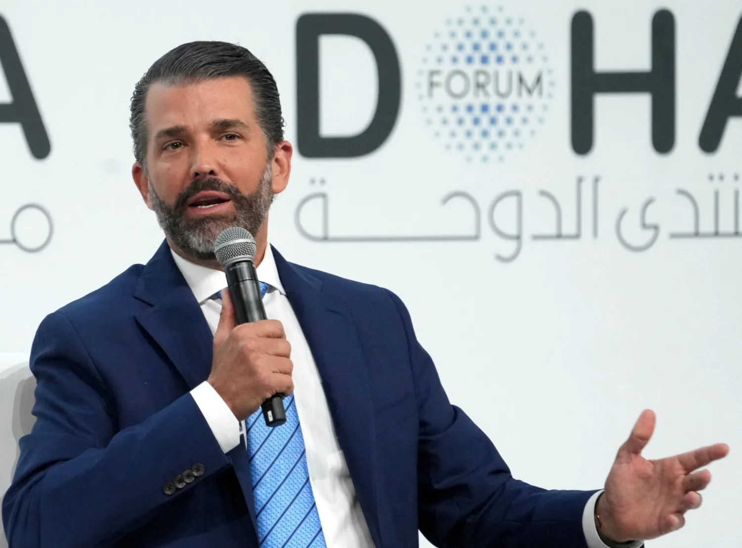 دونالد ترمب جونيور خلال حديثه ضمن فعاليات منتدى الدوحة 2025 (أ.ف.ب)