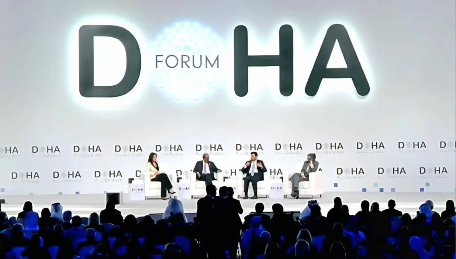 جانب من مشاركة عضو مجلس القيادة اليمني في منتدى الدوحة (إعلام حكومي)