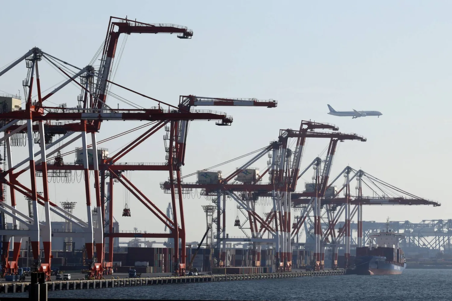 سفينة شحن في ميناء العاصمة اليابانية طوكيو (إ.ب.إ)