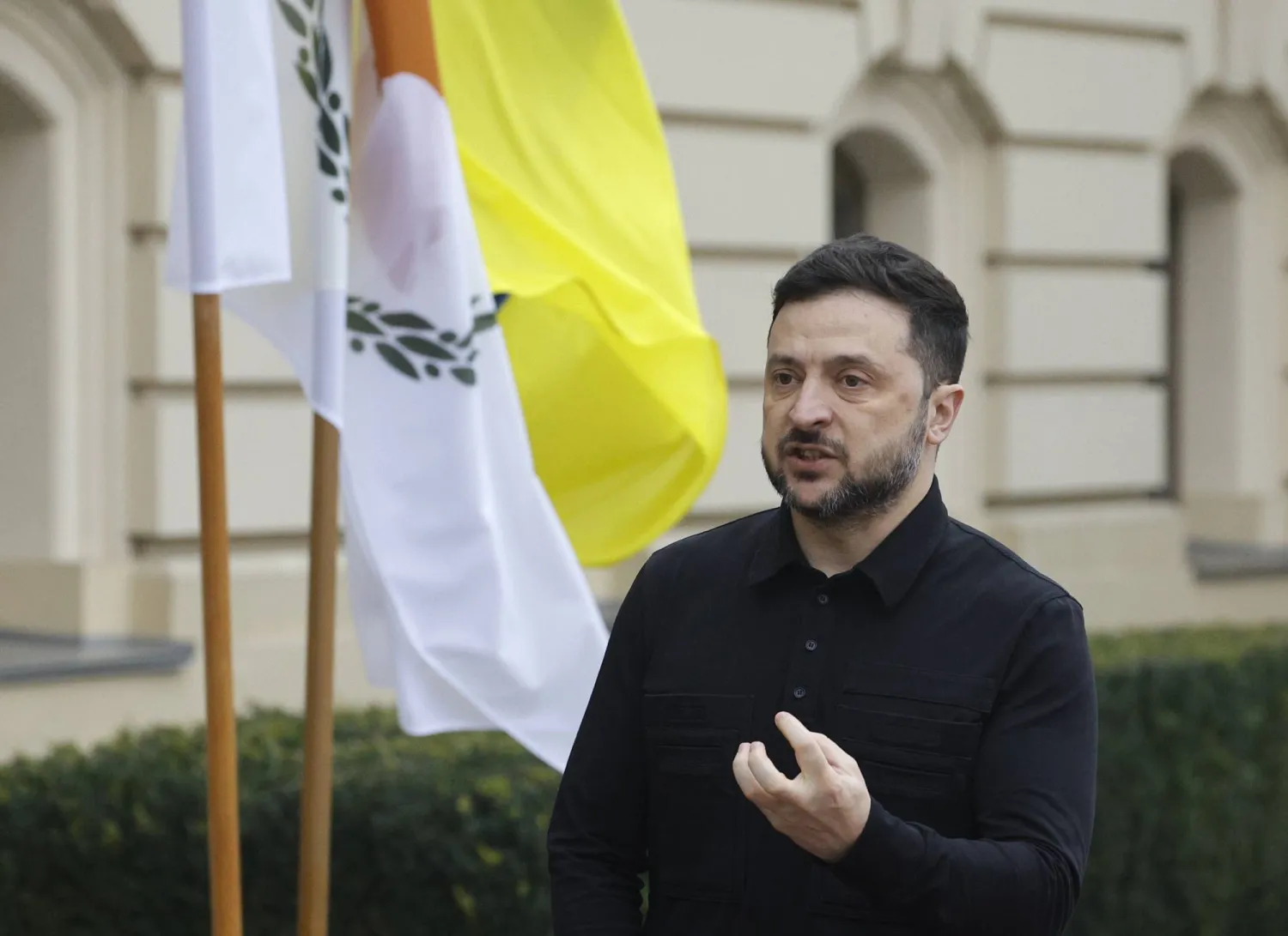 الرئيس الأوكراني فولوديمير زيلينسكي يتحدث للصحافيين في كييف (إ.ب.أ)