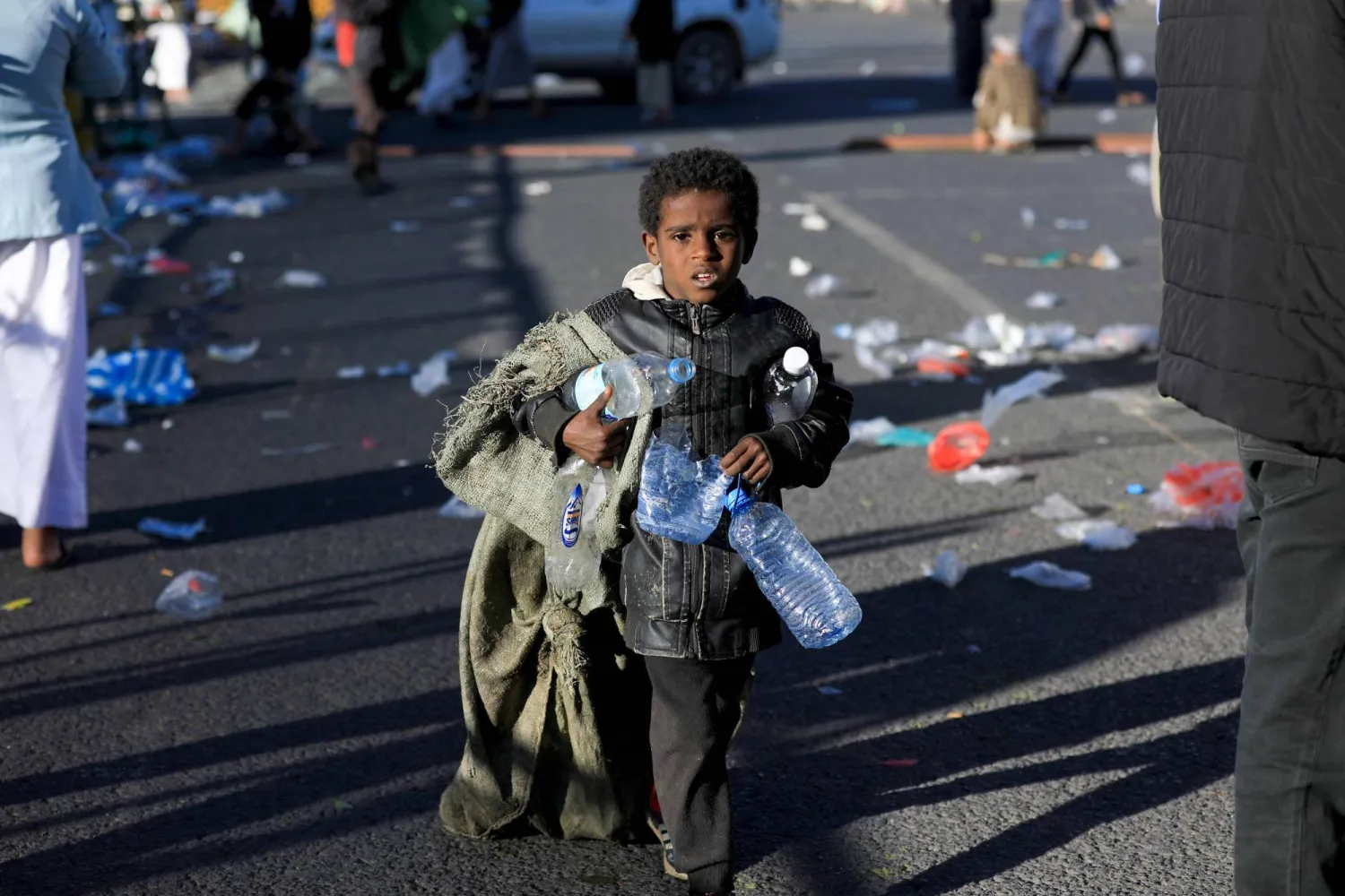 الفقر دفع آلاف الأطفال في مناطق سيطرة الحوثيين للعمل وترك المدارس (أ.ف.ب)