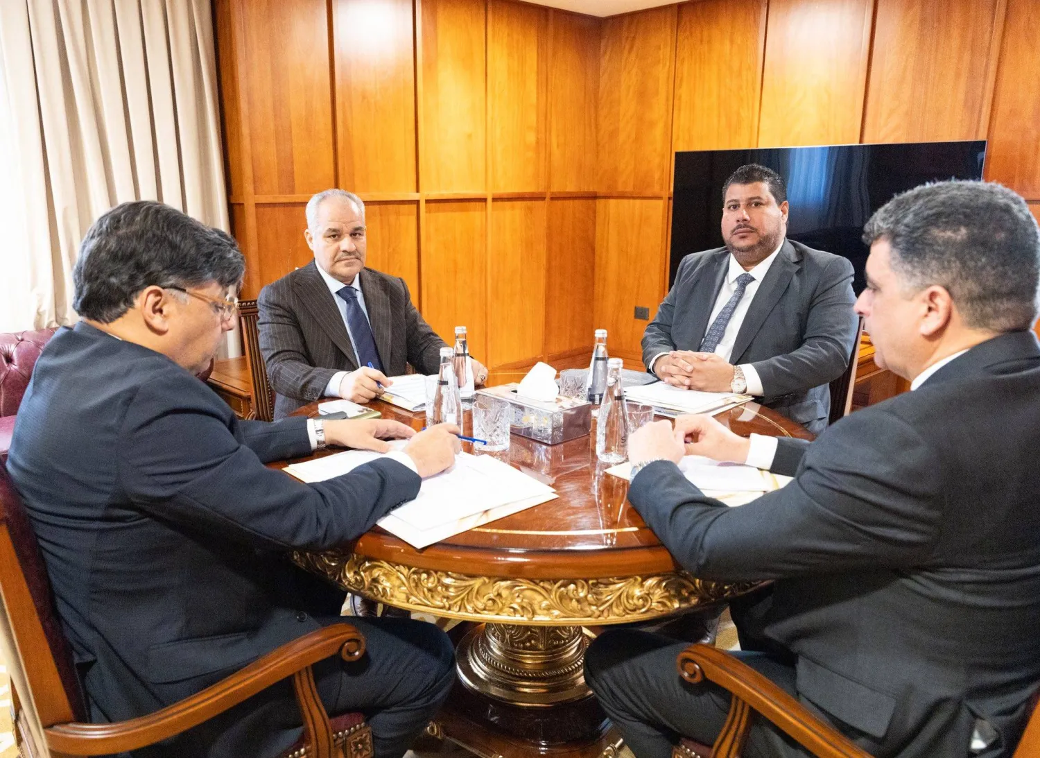 محافظ المصرف المركزي الليبي في اجتماع سابق مع رئيس ديوان المحاسبة والنائب العام ورئيس المؤسسة الوطنية للنفط (المصرف المركزي)